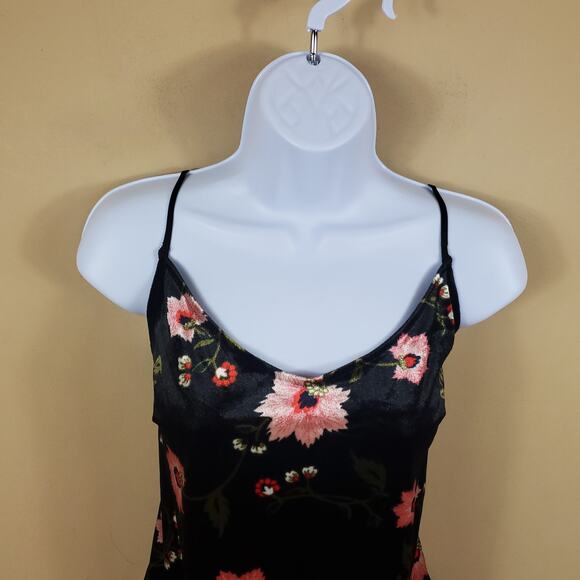 Vero Moda Floral Velvet Skirt and Tank Set Size L - Picture 3 of 11